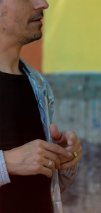 Hombre joven caminando por una calle de Madrid pensando en el marketing de seducción para atraer más clientes a las empresas