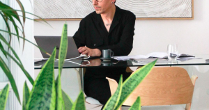 Profesional de la comunicación trabajando en la estrategia de marca
