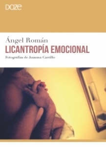 Portada del libro 'Licantropía Emocional' de Ángel Román con fotografías de Juanma Carrillo. Imagen de un hombre tumbado en la cama, con luces cálidas y sombras intensas. Sensualidad, introspección y atmósfera melancólica.