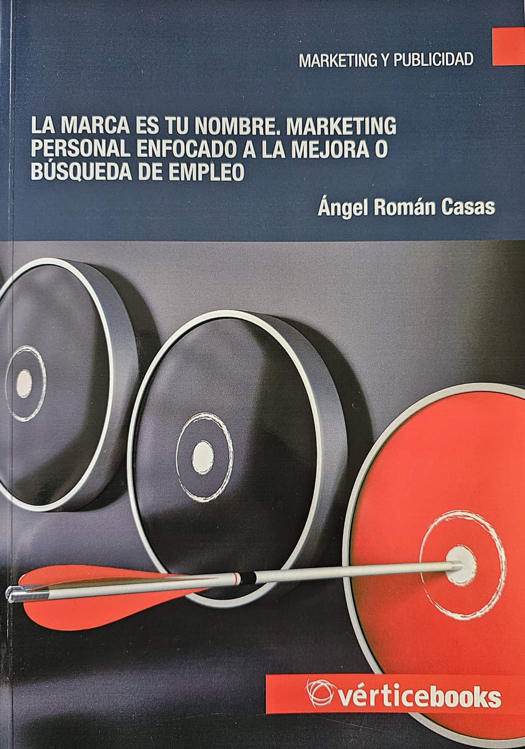 Libro de marketing personal 'La marca es tu nombre' de Ángel Román, con diseño de diana y flecha en el centro, publicado por Vértice Books