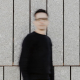 Imagen conceptual de comunicación sostenible con persona desenfocada caminando frente a un muro de piedra, simbolizando el movimiento hacia un futuro más consciente y humano.